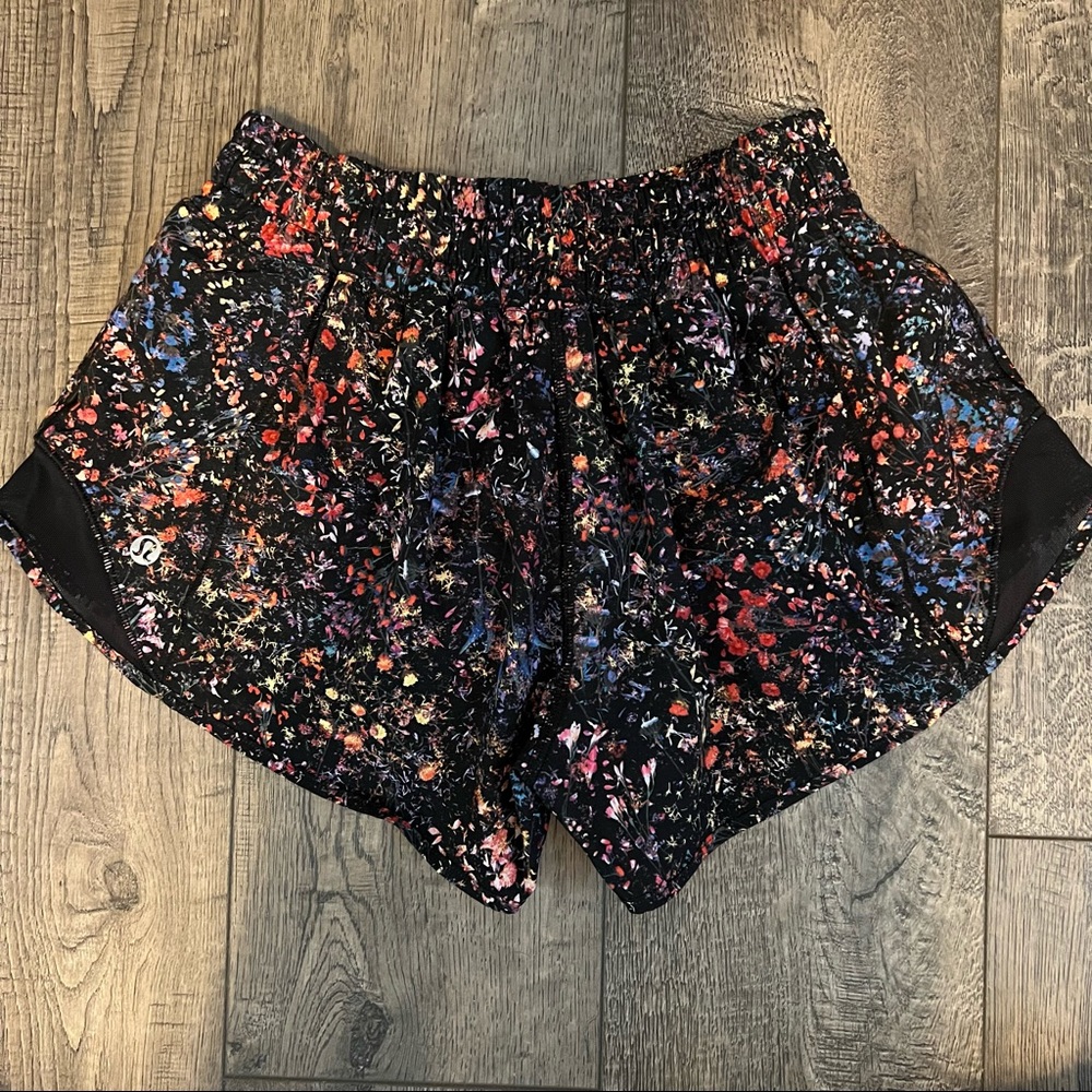 lululemon Hotty Hot Shorts • Size 4 • EUC